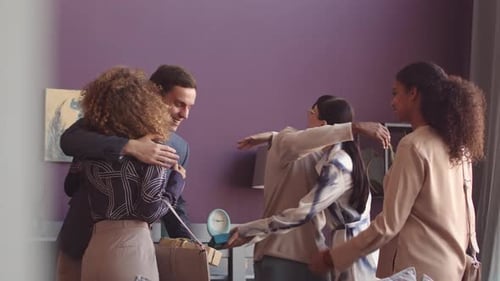 Companhia de amigos se reunindo para uma festa em casa