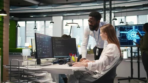 Fröhlicher Startup-Manager ist zufrieden mit den Fortschritten beim Erlernen des Einsatzes von KI durch Praktikanten