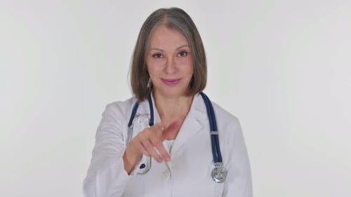 Portrait d'une femme médecin senior invitant les gens à l'Aide, appelez-moi sur fond blanc