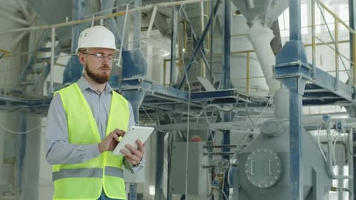 Techniker mit Tablet-PC-Bedienmaschine im Werk