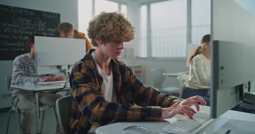 Joven de pelo rizado que trabaja en un proyecto de desarrollo de juegos