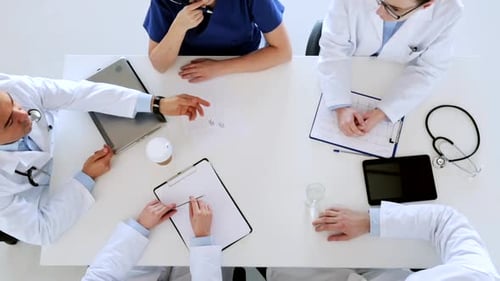 Doctors collaborate over cardiogram at hospital cardiology conference