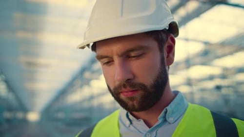 Portrait-Fertigungsingenieur, fokussiertes Gesicht, das zufrieden in die Kamera schaut. Fleißige Fabrik