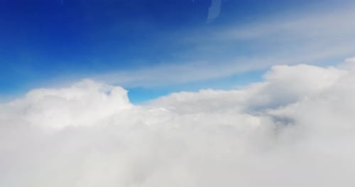 Voando por uma paisagem nublada incrivelmente bela.