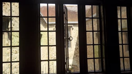 Sonniger, offener Innenhof, lichtdurchfluteter Innenraum mit Vintage-Architektur und ruhigem Ambiente