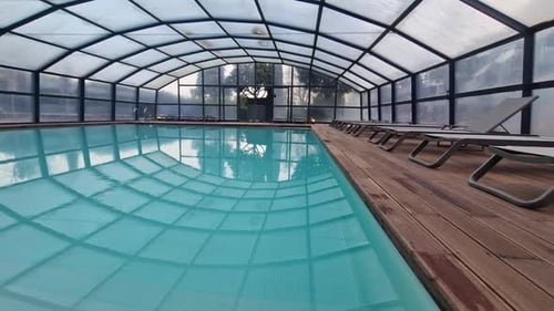 Schönes Modernes Luxus-Hallenbad Keine Personen mit Glasdach und Holzboden Sonnenliegen für