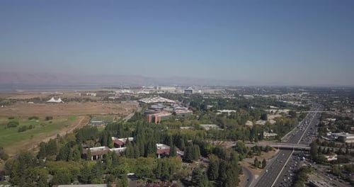 Воздушная съемка штаб-квартиры Google и шоссе 101 в Маунтин-Вью, штат Калифорния, летит вперед