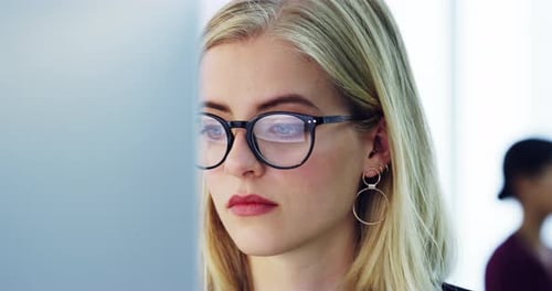 4k-Videomaterial einer attraktiven jungen Geschäftsfrau, die im Büro an ihrem Computer arbeitet