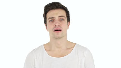Junger Mann im Schockweißen Hintergrund