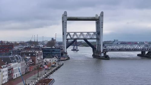Ouverture d'un pont ferroviaire en treillis d'acier, grue flottante et navire d'escorte