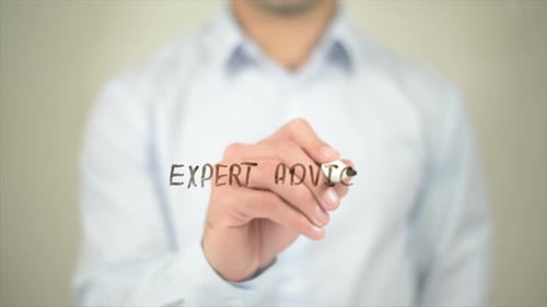 Expertenrat, Mann schreibt auf transparentem Bildschirm