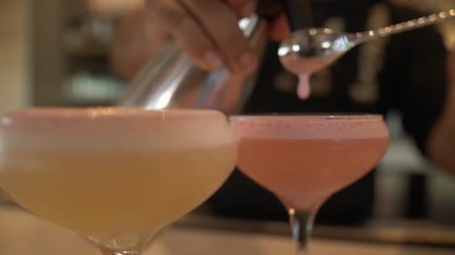 Erfahrener Barkeeper mixt gekonnt einen erfrischenden Martini-Cocktail an der Bar