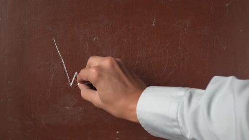 Strukturierter brauner Kreidetafelhintergrund mit männlicher Handschrift „Wow“ auf der Tafel mit einem weißen Stück