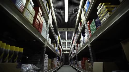 NEW YORK, 5 avril 2017 Gros plan depuis le bas de la cave, entrepôt, installation en usine
