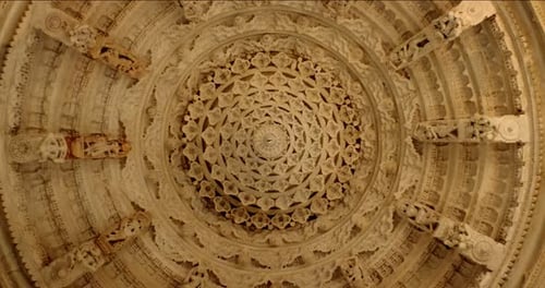 Plafond du temple jaïn de Ranakpur (Chaturmukha Dharana Vihara Mandir) à Ranakpur, Rajasthan, Inde