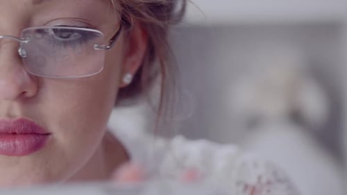 Attraktive junge blonde Frau mit Tablet-Computer-Touchscreen