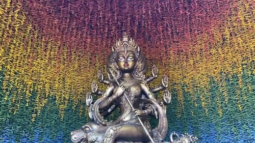 L'intérieur est joliment décoré d'un pandal Dura Puja et d'une idole Durga métallique en argile. Durga Puja