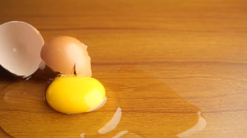 Frisches zerbrochenes Ei auf einem Holztisch