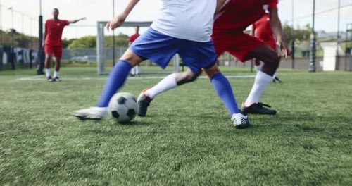 Football, homme et jeu sur le terrain pour l'action, la technique ou un tournoi compétitif