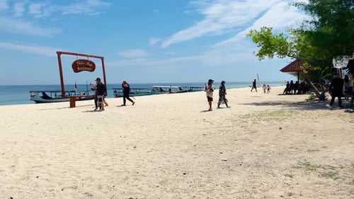 La isla de Tabuhan llena de visitantes durante sus vacaciones de verano