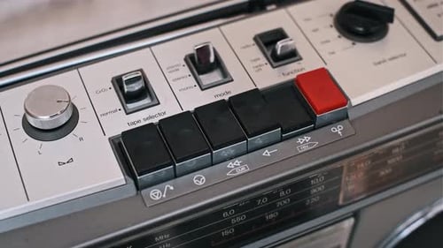 Schneller Vorspul-Tastendruck auf Retro-Vintage-Tape-Deck
