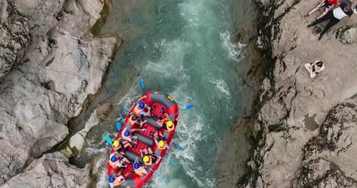 Rafting auf einem Gebirgsfluss