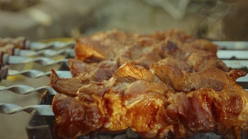 Duftender, brutzelnder Kebab am Spieß in Nahaufnahme des Hinterhofs an einem sonnigen Tag