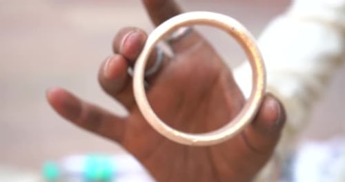 fabricação tradicional de pulseiras na Índia.