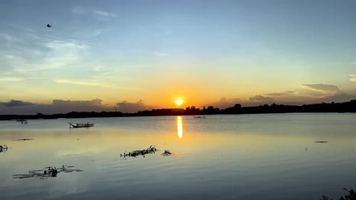 Wunderschöner Sonnenuntergang und See