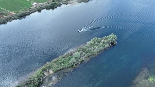 Barco navegando por el río