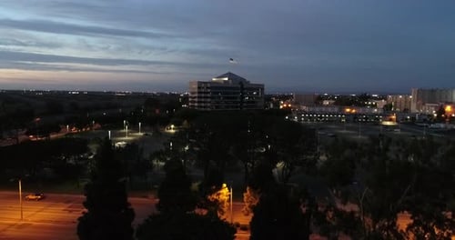 Hochhaus mit Flagge bei Sonnenuntergang