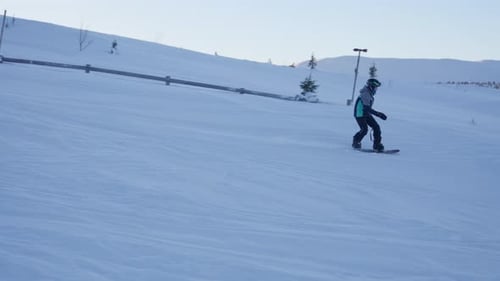 Spektakuläre Snowboard-Sprünge für Jungen
