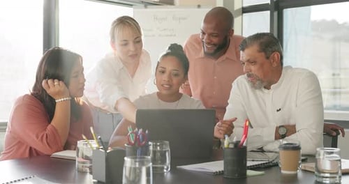 Notebook, colaboração e reunião com uma equipe de negócios trabalhando em conjunto em um projeto no escritório