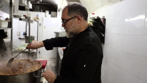Chef ocupado trabajando en la cocina del restaurante, deliciosa comida gastronómica mediterránea