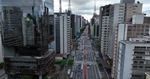 Vista aérea da Avenida Paulista e dos arranha-céus, Brasil.