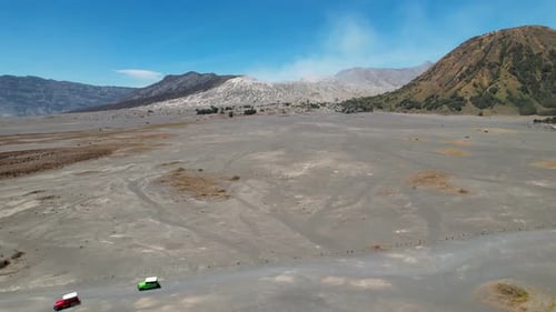 Drohnenvideo vom Fahren am Mount Bromo, Ost-Java, Indonesien