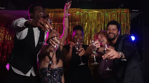 Amigos brindando na Photo Booth Party em câmera lenta