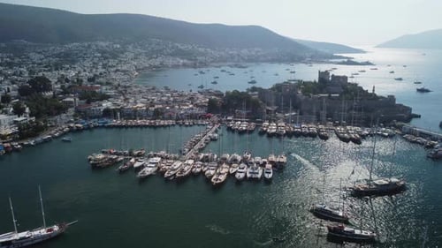Fantastische Luftaufnahme des Yachthafens von Bodrum und der Burg von Bodrum, Türkei