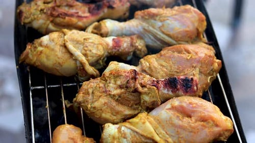 Rauchiges Barbecue. Grillen für ein Picknick oder eine Party im Freien vorbereiten.