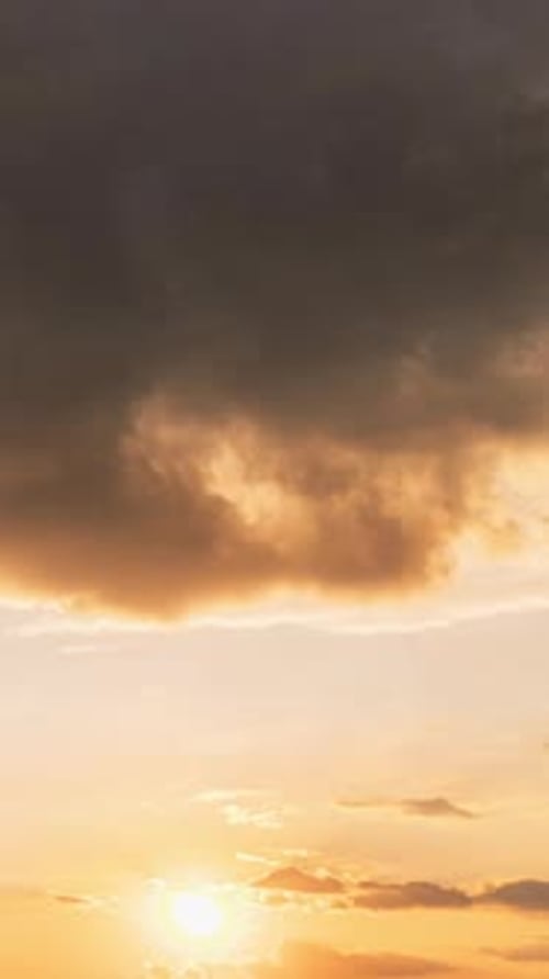 Vidéo verticale Vidéo verticale Coucher de soleil en soirée Soleil brillant naturel dans un ciel Théâtral de différentes couleurs