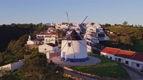 Vue aérienne d'un village traditionnel avec moulin à vent, Odeceixe, Portugal.