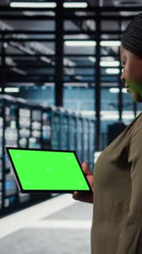 Der Programmierer für vertikale Videorechenzentren verwendet ein Greenscreen-Tablet, um Ausfallzeiten zu minimieren