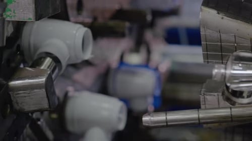 Machine de moulage par injection pour produits en plastique en cours de fonctionnement
