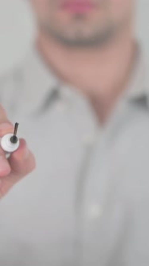 Spenden, mit der Hand auf den Bildschirm schreiben, vertikales Video