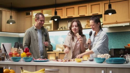 Tiempo de cocinar en familia en la cocina con karaoke y divertidos movimientos de baile