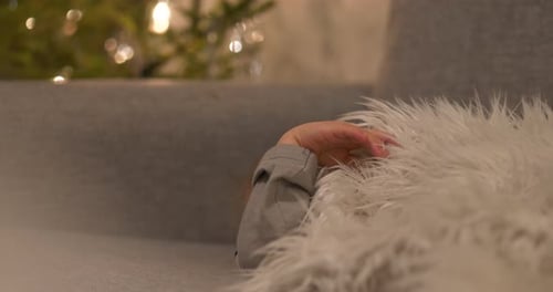 Menino sonolento deitado no sofá após as celebrações de Natal ou véspera de Ano Novo