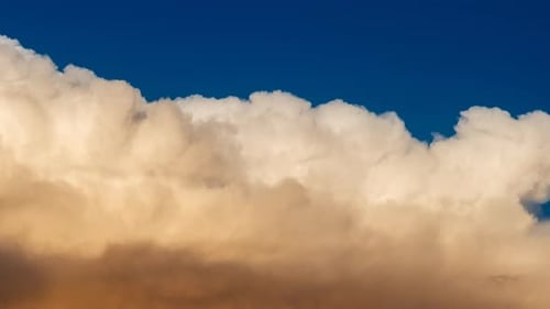 Bunte Sturmwolken, die sich am Himmel auftürmen und eine intensive atmosphärische Bewegung erzeugen