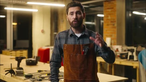 Professioneller kaukasischer Holzmeister, Guy, Künstler, Mechaniker, sprechender Schreiner, erklärt das Handwerk