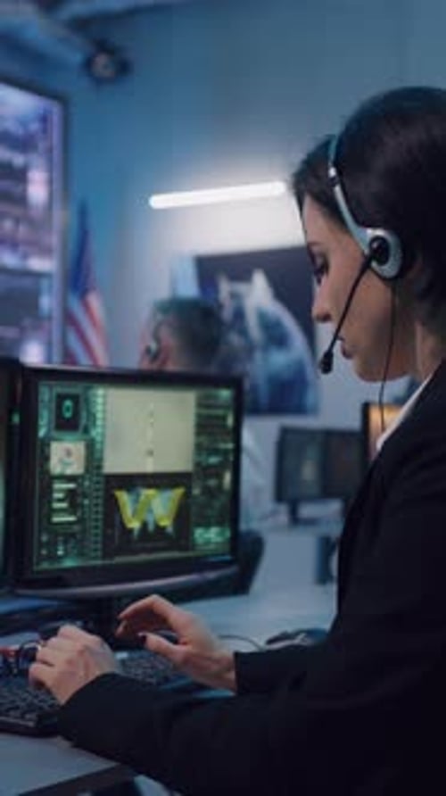 Operador de vuelo usando una computadora durante el lanzamiento de una nave espacial