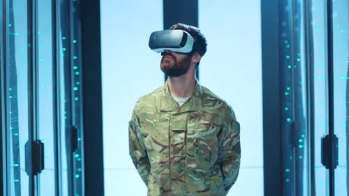 Ein Soldat in Uniform trägt ein Virtual-Reality-Headset